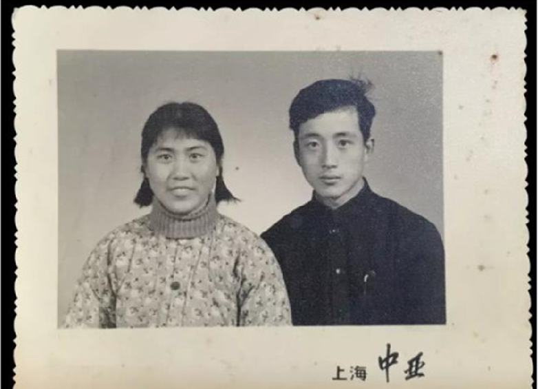 【中国那些事儿】英媒：从黑白证件照到精南宫NG28网址美婚纱照 小小结婚照折射中国社会大变迁(图3)
