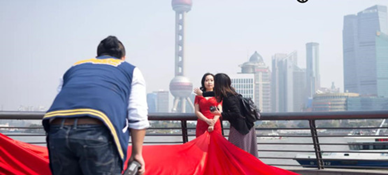 【中国那些事儿】英媒：从黑白证件照到精南宫NG28网址美婚纱照 小小结婚照折射中国社会大变迁(图7)