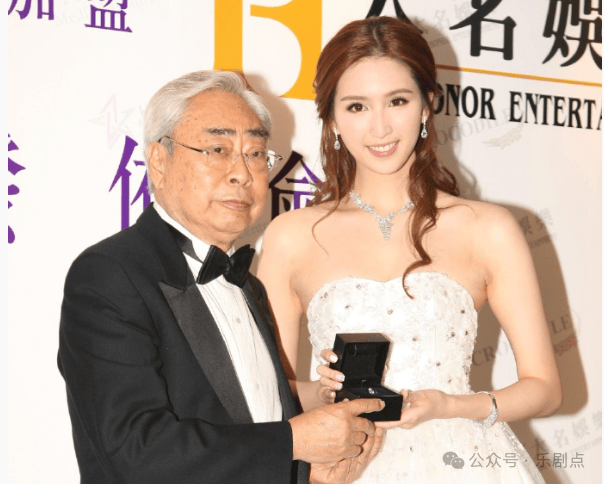 南宫NG28注册恭喜36岁港姐何傲儿突发宣布结婚拍拖7年遇上对的人曾谱“爷孙恋”轰动全城(图2)