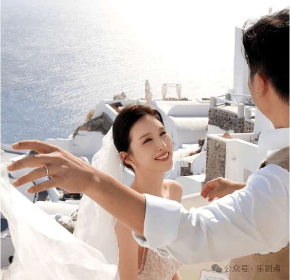 南宫NG28注册恭喜36岁港姐何傲儿突发宣布结婚拍拖7年遇上对的人曾谱“爷孙恋”轰动全城(图3)
