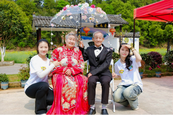 从绿茵场到婚纱照——“孝心工程”为全国银发夫妻注入青春暖意(图1)