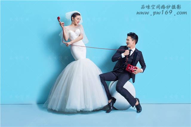 春风送暖老年夫妇重温浪漫婚纱照南宫NG28平台幸福至极