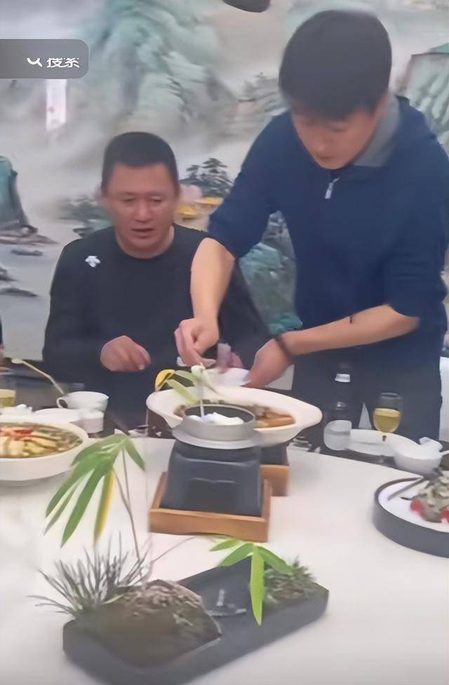 46岁佟大为回村参加婚礼穿着土气被嘲像农民工皮肤松弛显老态(图23)