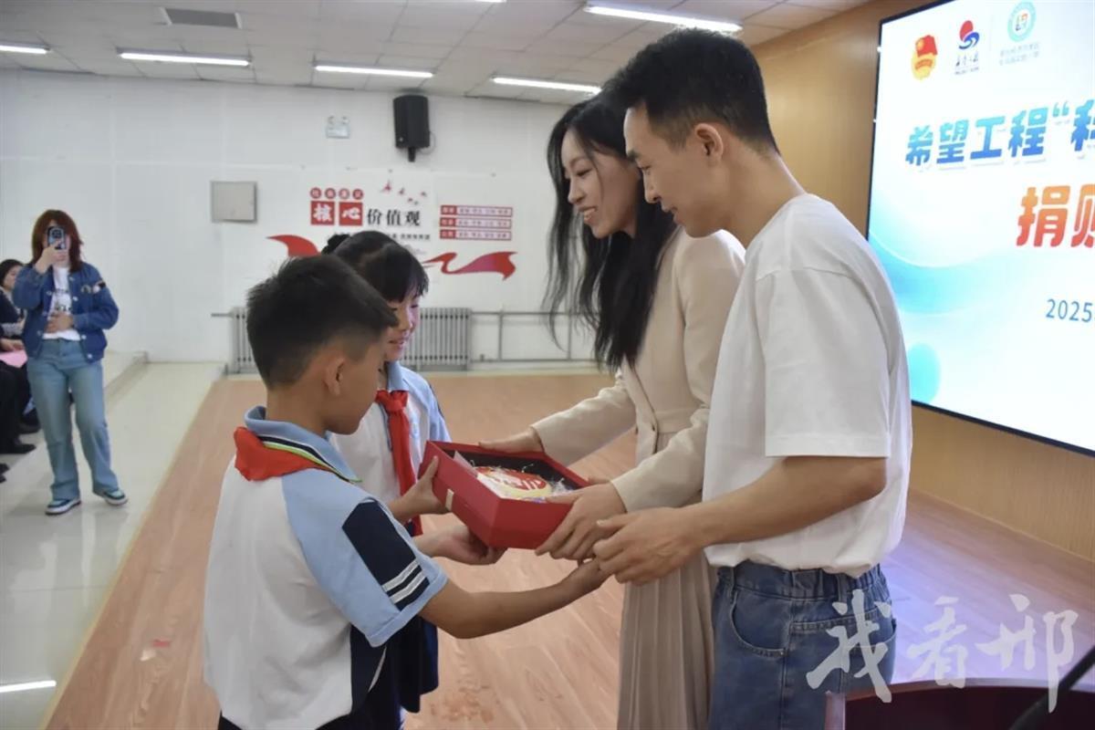 不要彩礼不回嫁妆不办酒席河北“95后”夫妻省下166万捐建实验室收到三份“特别礼物”(图3)